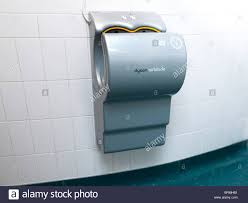 Die sensor armatur stoppt den. Dyson Hand Dryer Stockfotos Und Bilder Kaufen Alamy