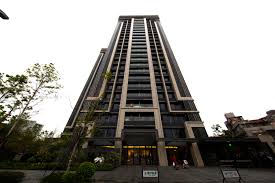 松山文創園區（英語：songshan cultural and creative park，簡稱：松菸）。位於台灣台北市信義區，建於1937年，前身為台灣日治時期「台灣總督府專賣局松山菸草工場」，1945年更名為「台灣省專賣局松山菸草工廠」，1947年又更名為「台灣省菸酒公賣. çœ‹å±‹å°ˆå€ ç¤¾å€åž‹