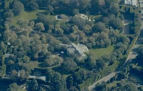 Amazon ceo jeff bezos has purchased david geffen's beverly hills home for $165 million this link is to an external site that may or may not meet accessibility guidelines. Jeff Bezos Buys David Geffen S Los Angeles Mansion For A Record 165 Million Wsj