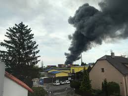 Hodiny vyjeli hasiči k požáru haly o rozloze 10×30 metrů v pražské uhříněvsi. 3oc1kkq49ac7jm
