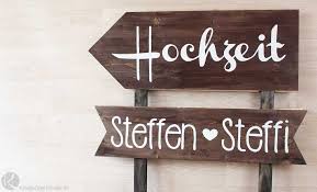 Wegweiser Zur Hochzeit Vintage Rustikal Holz Lasieren Weiss Beschriften Anleitung Vorlage Muster S Hochzeit Wegweiser Hier Kommt Die Braut Uberraschung Hochzeit