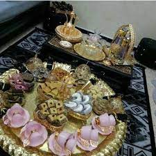 طريقة تزيين مائدة لمناسبتكم تزيين مائدة الخطوبة تزيين مائدة العيد لجميع المناسبات Red Home Decor Table Setting Decor Table Decorations