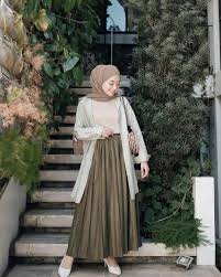 Fashion hijab casual modern dengan menggunakan celana jeans dan kemeja saat ini sedang booming dikalangan remaja. 10 Fashion Hijab Casual Untuk Remaja Tetap Kekinian Popmama Com