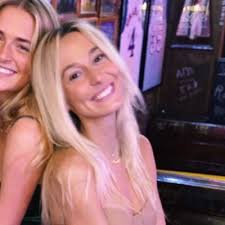 Molly Howell (@mollyhowell_)