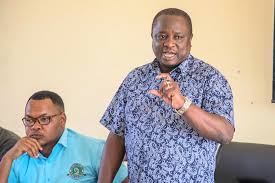 Vijana 192 wa Programu ya Jenga Kesho Iliyo Bora watunukiwa vyeti baada ya kufuzu mafunzo ya mbolea Mkurugenzi Mtendaji wa Mamlaka ya Udhibiti wa Mbolea Tanzania (TFRA), Bw. Joel Laurent amekabidhi vyeti