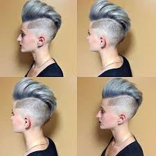 Irokesenschnitt Fur Frauen Rasiert Blau Getont Hairstyles Mohawk Frisur Frisur Irokese Irokesenschnitt