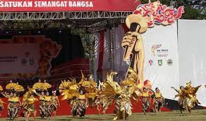 Hurry, book your flight now! Foto Haornas 2014 Tari Garuda Nusantara Meriahkan Sriwedari
