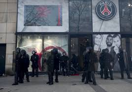 Boutique psg champs elysées horaires. Acte 18 Des Gilets Jaunes Des Crs Ont Ils Vole Des Maillots Du Psg Valeurs Actuelles