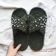 Penye Ip Terlik Modelleri Yesil Capraz Bantli Inci Aksesuarli Knitting Knittingpatterns Terlik Orgu Tig Isleri