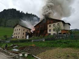 Check spelling or type a new query. Grosso Incendio A Colle Santa Lucia Le Fiamme Da Un Fienile Si Propagano Alle Case Nel Bellunese Foto