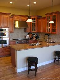 However i think the room will look darker. Traditional Medium Wood Golden Kitchen Cabinets 07 Kitchen Design Ideas Org Brown Kitchens Staggered Kitchen Cabinets Brown Kitchen Cabinets