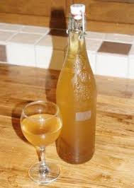 L Hypocras Est Une Ancienne Boisson A Base De Vin Sucre Au Miel Et Aromatisee D Epices Ce Breuvage A La Robe Ambree Est Hypocras Boisson Boisson Alcoolisee