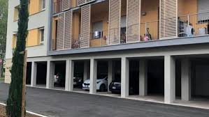 Affitto bilocale, arredato, camera con due reti singole (materassi esclusi) e due comodini, armadio, soggiorno con cucina a vista, forno, piano cottura a gas, frigorifero, tavolo e 4 sedie, bagno …. Scandicci I Nuovi Appartamenti In Via Della Pieve