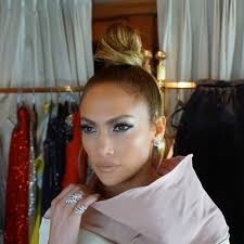 Normalde Siki Sac Modellerinde Bebek Saclariyla Oyuncu Bir Gorunum Yakalayan Jennifer Bu Kez Onlari Da Topuzuna Sik Sac Modelleri Sac Ve Makyaj Jennifer Lopez