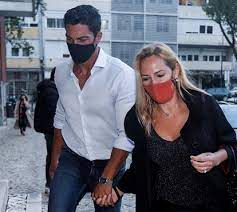 Uma semana depois de ter estado com os filhos e com a mãe no algarve, fernanda serrano voltou e. Fernanda Serrano De Mao Dada Com O Namorado Em Ida Ao Teatro Flashes Flash