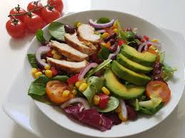 Une Salade Coloree Et Complete Pour 4 Personnes 2 Blancs De Poulet Salade Au Choix 2 Avocats Jus De Citron Salade Mexicaine Salade Repas Vegetariens Sains