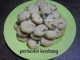 Pertama, kamu harus mengupas kentang. Perkedel Kentang Lemaripojok