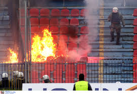 Επεισόδια πραγματοποιούνται στο σύνταγμα ανάμεσα σε αρνητές των μέτρων κατά του κορωνοϊού αλλά και της αστυνομίας όπου και γίνεται χρήση χημικών. Paniwnios Atromhtos Epeisodia Sth Nea Smyrnh Sygkroyseis Meta3y Opadwn Kai Ripsh Dakrygonwn Pics