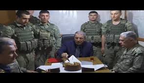 Cumhurbaşkanı abdullah gül'ü 1970'lerin londrasında yan yana gösterdiği iddia edilen fotoğraf ortaya çıktı. Hulusi Akar Askere Elleriyle Kek Ikram Etti Video Konhaber Turkiye Nin Internet Televizyonu