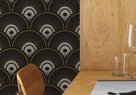 Ultra chic avec son filet doré, ce papier peint noir donnera à votre intérieur une allure très haute couture. Rouleau De Papier Peint Han I Noir Et Dore Papermint