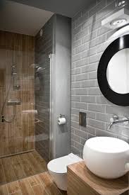 Mia a conçu cette salle de bains avec un endroit pour un panier à linge et une tablette à hauteur d'épaule pour les choses les plus utilisées. Amenagement D Une Petite Salle De Bain De 4m Blog Ideobain