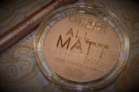 Catrice cosmetics all matt plus shine control makeup tekući puder u toploj bež boji daje mat ten i suzbija neželjeni sjaj kože. Catrice All Matt Plus Shine Control Powder Puder Ein Ideales Mattes Leichtes Puder Das Die Poren Nicht Verstopft Es Ist Kaum Auf Dem Gesicht Zu Sehen Fur Alle Jahreszeiten