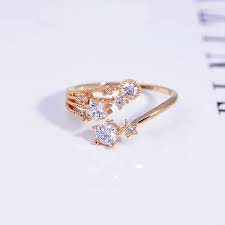 Tampilannya dibuat sekilas mirip, perbedaannya adalah adanya penambahan permata di sisi kanan dan kiri aksen garis vertikalnya. Gemerlap Cincin Pertunangan Wanita Potongan Bulat Bentuk Bintang Kristal Putih Berlian Dapat Disesuaikan Buy Diamond Engagement Ring Star Ring Open Ring Product On Alibaba Com