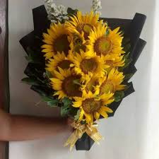Bunga matahari selain enak dimakan sebagai camilan sehat juga memiliki prospek bisnis yang baik. Harga Bunga Matahari Terbaik Flowers Souvenir Pesta Juni 2021 Shopee Indonesia