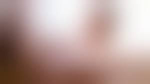 Sie masturbiert vor uns, um sich zu erregen - EisPop