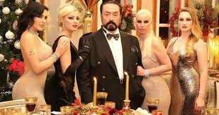 Asıl adının adnan arslanoğulları olduğu öne sürülmektedir.3 basında yayınlanan askerliğe elverişli olduğuna dair genelkurmay başkanlığı. Son Dakika Adnan Oktar Davasinda Turnike Sistemi Itirafi Gunun Haberleri