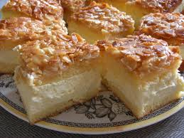 Die hefe wird zerbröselt und mit etwas zucker in dem lauwarmen wasser aufgelöst. Kuchen Littlegreenturtle