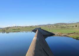 The callide dam was constructed in 1965 to supply water for a nearby power station in biloela in the state of queensland, australia.2 callide dam holds 136,300 megalitres at an average depth of 10.5 metres and a surface area of 1,240 hectares at full capacity. Callide Valley Sunwater