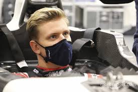 Mick schumacher, 22 ans, participera dimanche à son premier grand prix avec haas. Mick Schumacher Adjusts His Seat For His Haas Debut World Today News