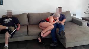 Cornuto beve troppo e il suo amico scopa sua moglie