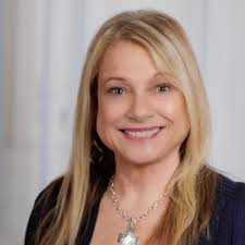 Which one is your favorite of these? Let me know your heart color in the  comments👇🏻 1-Regina Della Moda🧡 2-Esmeralda💚 3-Euphoria❤️ 4-Opulence🖤  For more art visit www.wendybuiter.com