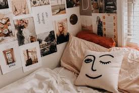 Supaya desain kamarmu semakin mirip dengan kamar ala tumblr, tambahkan tanaman hias untuk mempersejuk ruangan kamar. 7 Inspirasi Desain Kamar Tidur Estetis Kekinian
