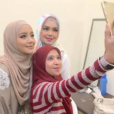 Namun begitu menurut mira, dia begitu senang bergaul dengan zizan. Mira Filzah Jawab Gosip Cinta Dengan Zizan Razak Iluminasi