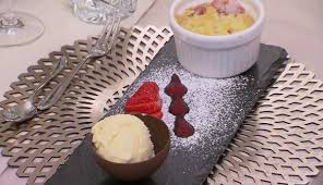 Rhabarbercrumble Mit Weisser Schokoladeneiscreme Auf Erdbeerpuree Rezept Rezept Schokoladen Eis Lebensmittel Essen Dessert Ideen