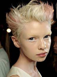 Ask A Hairstylist The Best Hairstyles For A Small Face Or Small Forehead Cool Hairstyles Small Face Hairstyles Hair Styles
