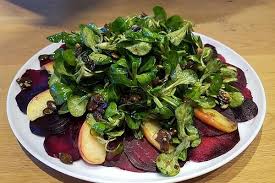 Carpaccio Von Roter Bete Mit Feldsalat Birnen Und Kurbiskernkrokant Von Ars Vivendi Chefkoch Rezept Feldsalat Rote Bete Lebensmittel Essen