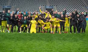 Die partie endete nach verlängerung. Niederrheinpokal So Feiert Der Sv Straelen Seinen Coup Bei Rot Weiss Essen