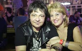 Arădeanul leo iorga, fostul solist al trupei compact, a murit. Povestea De Dragoste Dintre Leo Iorga Si Femeia Care I A Fost AlÄƒturi PanÄƒ La Sfarsit S Au CÄƒsÄƒtorit La Mare In 89 Iar Luna De Miere Si Au FÄƒcut O Intr Un Autobuz