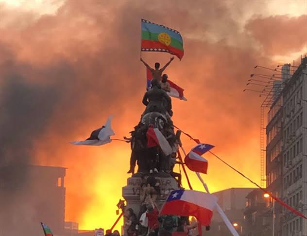 Resultado de imagem para no Chile a revolta da população é devido ao aumento das passagens no metrô,"