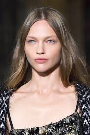 Balayage californien, blond cendré, miel ou bronde, on vous guide pour réussir votre transformation capillaire. 22 Idees De Blond Fonce Cendre En 2021 Blond Fonce Cendre Blond Fonce Blond