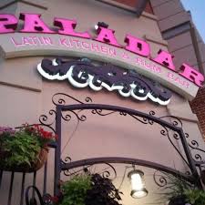 Salona bir baskasinin gelmesi onun icin hic bir sey ifade etmez. Paladar Latin Kitchen Rum Bar Restaurante Latinoamericano