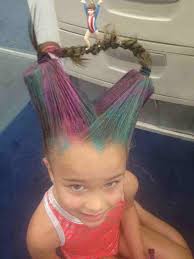 Peluca casera rizada hecha con cinta de papel de regalo