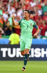 If you think ronaldo's pharaonic arrival at juve makes the portuguese the highest paid of footballers in the world, you are wrong, because even with regard to salaries the king of kings remains him, the football god lionel messi. Forbes The Top 20 Forbes Richest Footballers In The World As Com