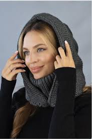 Abrigo con capucha negro