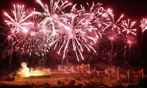 Feu d'artifice dans le cadre des fêtes de la mer. Top 10 Des Plus Beaux Feux D Artifice Du 14 Juillet Vacances Vues Du Blog