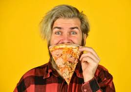 Sulten mann spiser pizza alene. Fersk og varm. Har lyst på italiensk mat.  Mannen skjeggete hipster holde papp pizza boks. Pizza budservice. Send  måltider til hjem. Levere mat til leiligheten